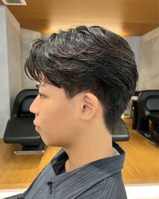 メンズ ニュアンスパーマ/ 毛流れ/ハイトーンのヘアスタイル