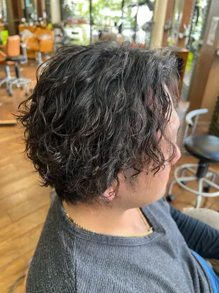 ミディアム パーマ メンズ 奥田 勝亮のヘアスタイル