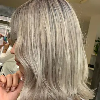 セミロング カラー hair make huit8所属・ハイライト&ブリーチ 💇🏼‍♀MAHOのヘアスタイル