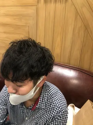 ショート パーマ メンズ 鈴村 大介のヘアスタイル