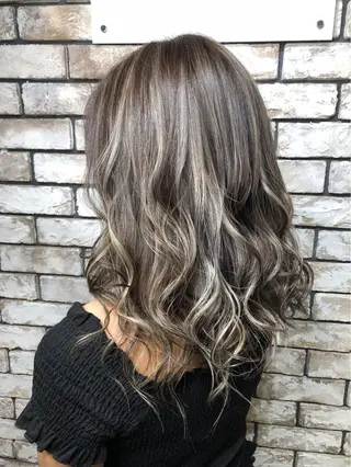 ミディアム カラー 西口徒歩20秒　寒色 カラーミディアムヘアのヘアスタイル