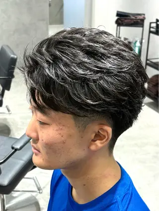 ショート カラー パーマ メンズ 【シャドウパーマ センターパート】義心のヘアスタイル