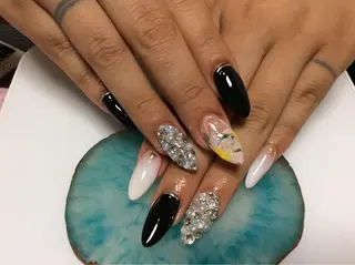 ネイル フラワー ムーンのネイルデザイン