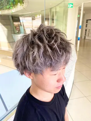 カラー メンズ スパイラル波巻き パーマ井本汰壱のヘアスタイル