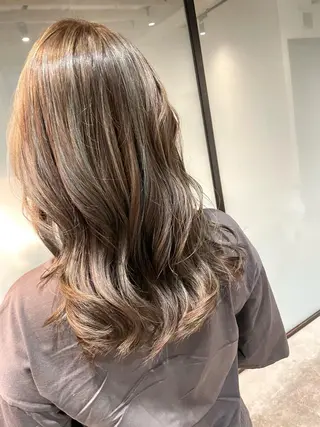 セミロング カラー ハイライトが 得意なニキです😊のヘアスタイル