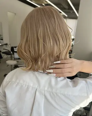 セミロング カラー GO TODAY シェアサロン 原宿本店所属・原宿ハイトーンカラー 🌼みるい🌼のヘアスタイル