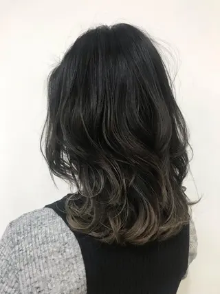 ミディアム カラー いけだ　ひかり ハイライトくびれヘアのヘアスタイル
