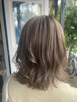ミディアム 柳井 瑠菜のヘアスタイル