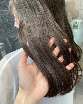 ロング カラー オリーブ/アッシュ やわらか透明感カラーのヘアスタイル
