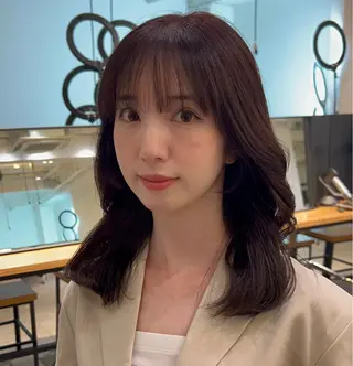 ミディアム エミリ / オリーブカラーのヘアスタイル