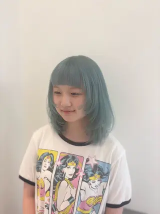 ショート カラー HIKARI🐈‍⬛ ハイトーン×デザインのヘアスタイル