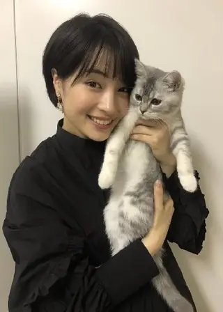 ショート 曲がる縮毛矯正 センターパートのヘアスタイル