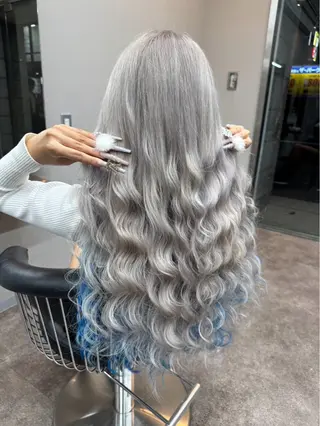 ロング かのブリーチカラー 🎧⛓️🩶のヘアスタイル