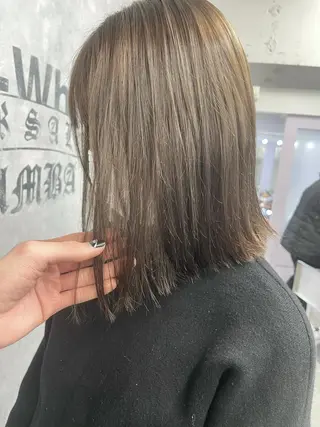 ミディアム カラー オフホワイトアンドなんば所属・福西 洋斗のヘアスタイル