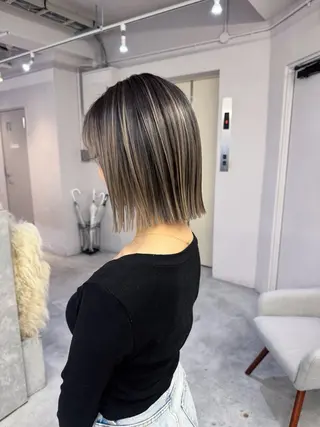 ミディアム カラー Mei/ハイトーン/ シャドールーツのヘアスタイル