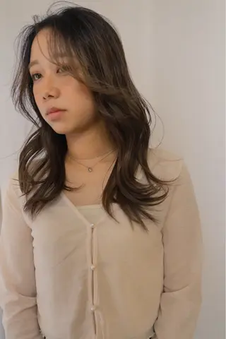 セミロング 喜屋武 美月のヘアスタイル