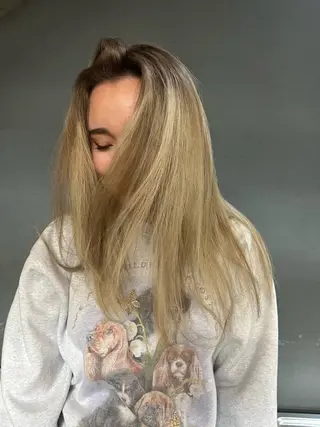 セミロング カラー AOI 　ヘアカラ ー / ブリーチのヘアスタイル