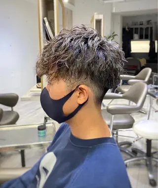 ミディアム パーマ メンズ 岡本 勇輝のヘアスタイル