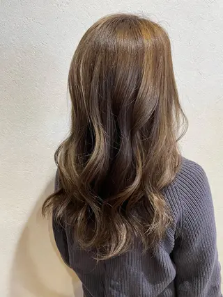 カラー 岡村 真子のヘアスタイル