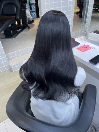 セミロング 寒色＆ブリーチ特化 寒色MiOのヘアスタイル