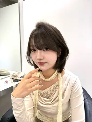 ショート カラー 艶髪レイヤー顔周り グレージュ添田晃基のヘアスタイル