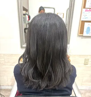 ミディアム 堀川 希歩のヘアスタイル