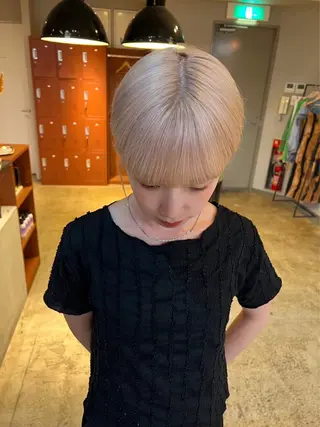 ショート ミルクティーベージュ outaのヘアスタイル