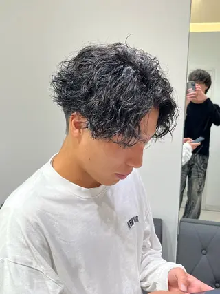 ショート カラー パーマ メンズ 【シャドウパーマ センターパート】義心のヘアスタイル