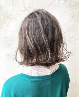 ミディアム カラー 岩田 萌那のヘアスタイル