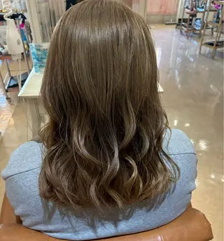 セミロング カラー おおやま たくみのヘアスタイル