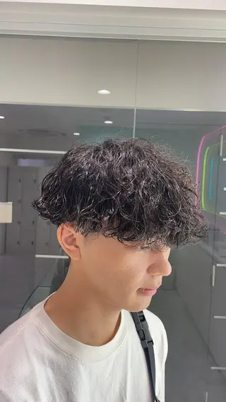 ミディアム パーマ ヘアアレンジ メンズ 艶カラー の達人のヘアスタイル