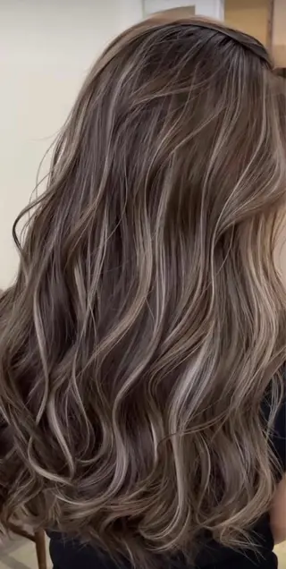 カラー 髙畑 璃音のヘアスタイル