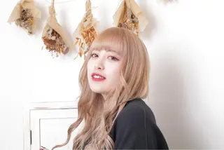 ロング カラー パーマ ヘアアレンジ メンズ 推し活専用 【派手髪】飯野ゆかりのヘアスタイル