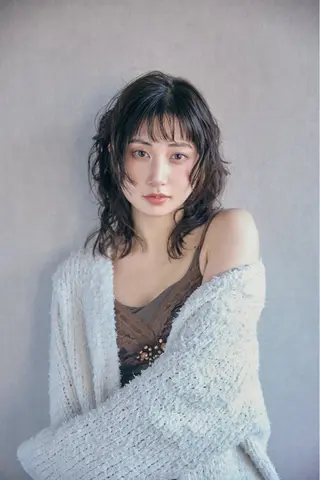 ミディアム パーマ 𝙱𝙻𝙴𝙽 𝚋𝚢 𝚍𝚘𝚝.所属・🤍BLEN 窓🤍のヘアスタイル