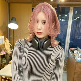 ミディアム 韓国レイヤー外国人風 透明感カラー髪質改善のヘアスタイル