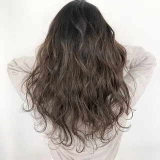 ロング カラー 榎園 由美のヘアスタイル