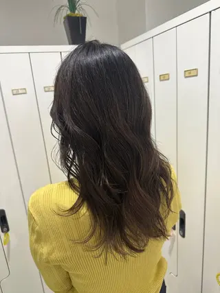 セミロング レイヤー 艶々カラーのヘアスタイル