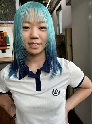 セミロング qiie ワンカラー ダブルカラーのヘアスタイル