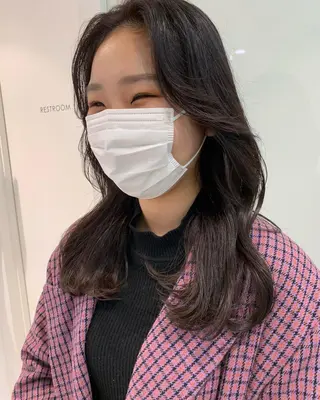 セミロング カラー オチ ハナのヘアスタイル