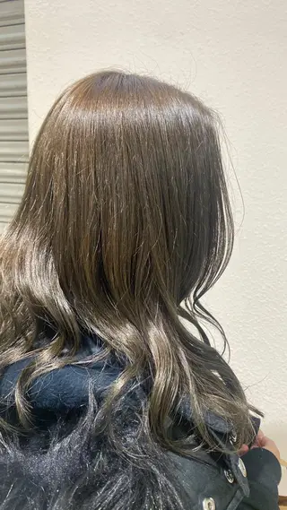 ミディアム 西山 琴音のヘアスタイル