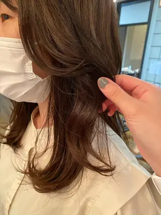 ロング カラー 塩澤 榛奈のヘアスタイル