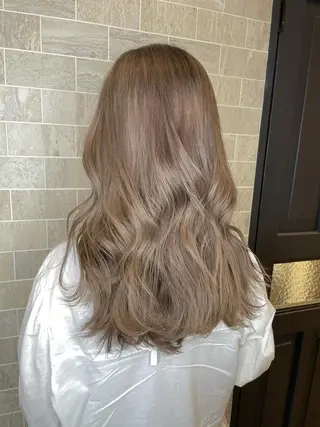 セミロング ブリーチ毛矯正.髪質 改善.髪にドラマをのヘアスタイル