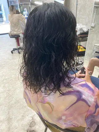 セミロング パーマ 🟢ウルフ／スパイラ ルパーマ／大西🟢のヘアスタイル