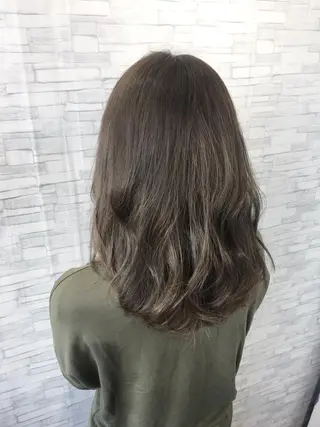 ミディアム カラー 足立 磨咲のヘアスタイル