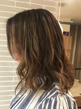 セミロング カラー パーマ ウルフカット／吉村 桃子のヘアスタイル