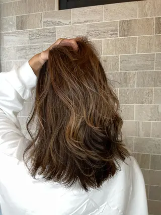 セミロング ブリーチ毛矯正.髪質 改善.髪にドラマをのヘアスタイル