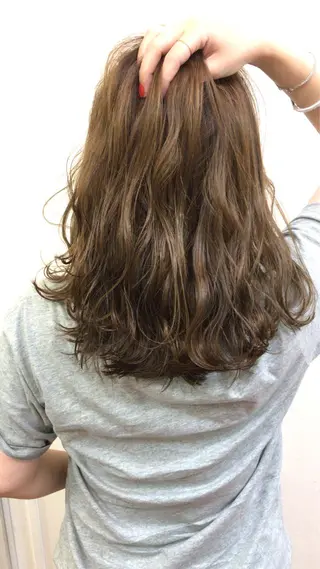 セミロング カラー ヨシダ トオルのヘアスタイル