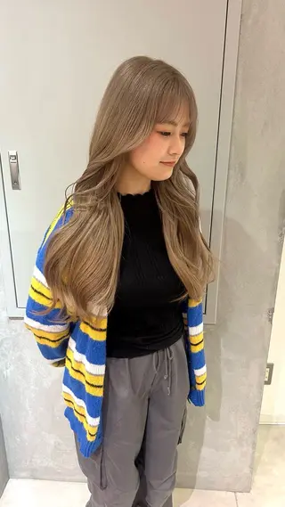 ロング Ann/ベージュ /ミルクティーのヘアスタイル