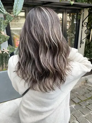 セミロング 白いハイライト🤍 タナカリョウスケのヘアスタイル