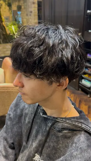 ショート パーマ モナン新宿所属・曲がる縮毛 メンズ 毛流れ 佐々木 優のヘアスタイル